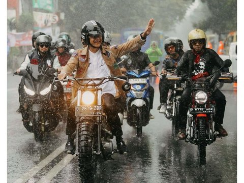 Moment Ganjar Riding a Motorcycle in Bandung During Rain, Netizens: Thought it was Dilan