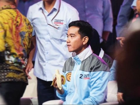 Gibran Eats Donuts and Bananas During Vice Presidential Debate Break, Offers Some to Anies' Wife