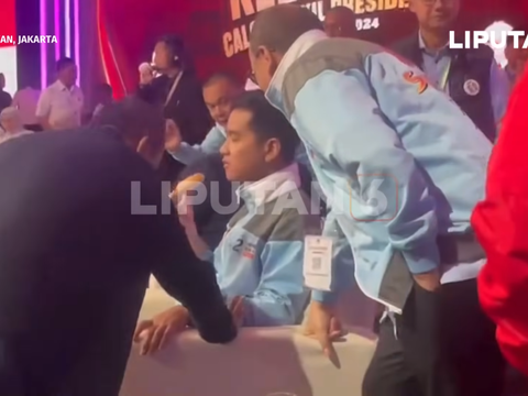 Gibran Eats Donuts and Bananas During Vice Presidential Debate Break, Offers Some to Anies' Wife