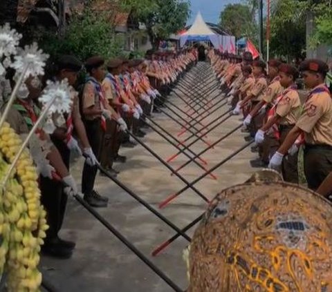 Viral Momen Pernikahan dengan Tradisi Tongkat Pora ala Anggota Pramuka, Curi Perhatian Warganet