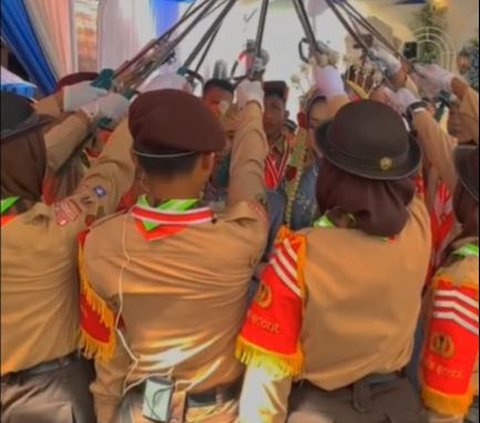 Viral Momen Pernikahan dengan Tradisi Tongkat Pora ala Anggota Pramuka, Curi Perhatian Warganet