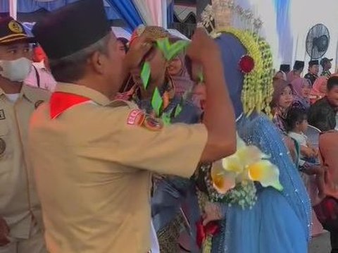 Viral Momen Pernikahan dengan Tradisi Tongkat Pora ala Anggota Pramuka, Curi Perhatian Warganet