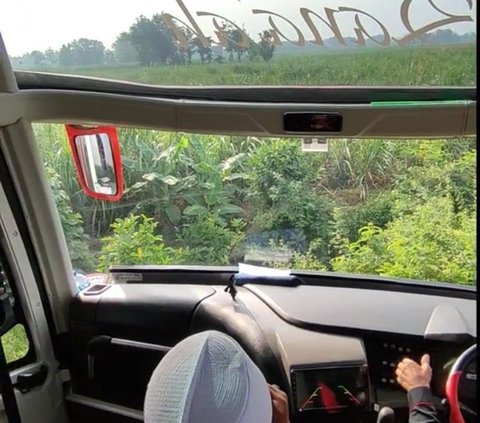 Momen Menegangkan Bus Putar Balik di Jalanan Sempit Ini Viral, Warganet Soroti Hal Ini