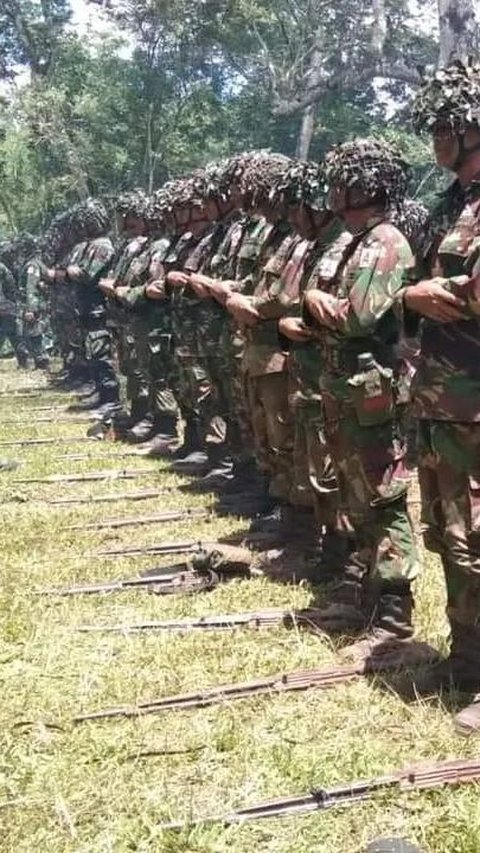 Berseragam Loreng dan Helm Tempur, Momen Para Siswa TNI AL Salat Khusyu di Tengah Hutan