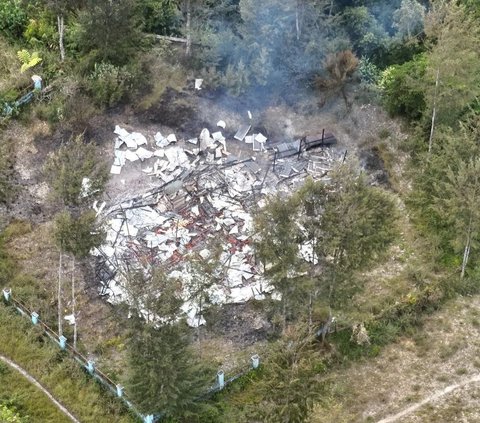Begini Penampakan Rumah Ditembaki & Dibakar KST Papua Api Masih Berkobar, Pasukan TNI Bergerak