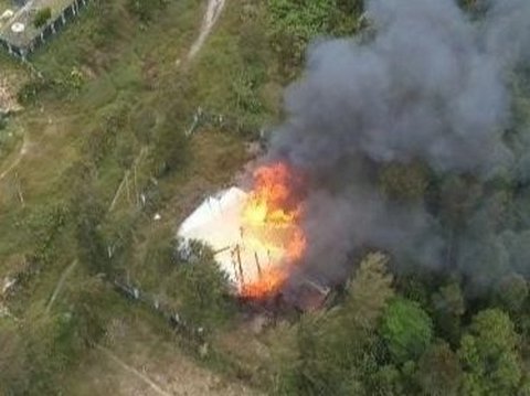 Begini Penampakan Rumah Ditembaki & Dibakar KST Papua Api Masih Berkobar, Pasukan TNI Bergerak
