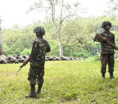 Berseragam Loreng dan Helm Tempur, Momen Para Siswa TNI AL Salat Khusyu di Tengah Hutan