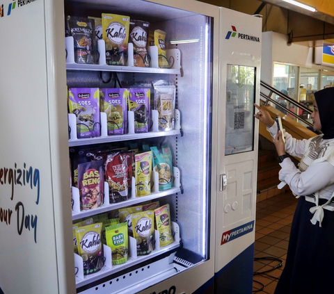PT Pertamina (Persero) bersama Kementerian BUMN dan PT KAI meluncurkan vending machine khusus untuk produk UMKM di sejumlah fasilitas umum salah satunya di stasiun Gondangdia dan Stasiun Gambir.<br>( Foto Liputan6.com / Angga Yuniar )