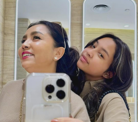 Duo Cantik, Potret Mayangsari & Sang Putri yang Disebut 'Partner In Crime' Hangout Bareng ke Mal