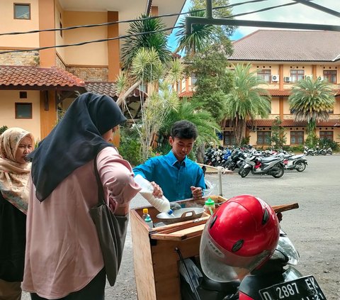 Perjuangan Firmansyah, Mahasiswa Garut Tak Malu Nyambi Ngojek dan Jualan Aci demi Bisa Kuliah & Tak Terus Hidup Miskin