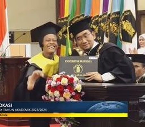 Viral Momen Dua Penyandang Disabilitas Berhasil Wisuda dengan Nilai Memuaskan, Begini Sosoknya