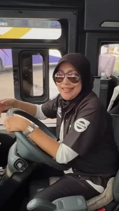  Disopiri Wanita Cantik Berhijab, Naik Bus PO Epa Star Lintas Sumatra Bikin Nyaman Penumpang Dengan Harga Tiket Rp375 Ribu