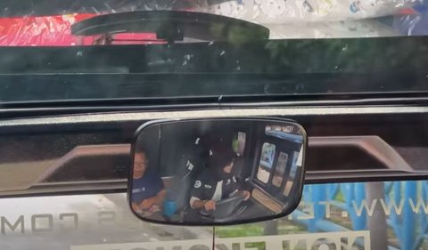 Wanita berparas cantik ini sangat piawai dalam mengemudikan bus. Kemampuannya dalam mengoperasikan kendaraan besar tersebut terlihat dalam video tersebut. <br>