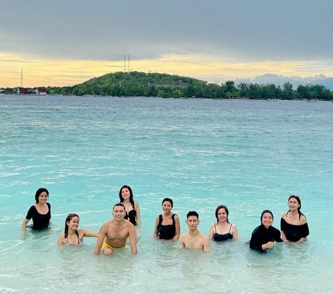 Seru Banget, Potret Titi Kamal Rayakan Ultah Bareng Bestie di Pinggir Pantai