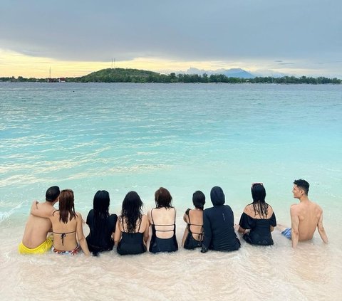 Seru Banget, Potret Titi Kamal Rayakan Ultah Bareng Bestie di Pinggir Pantai