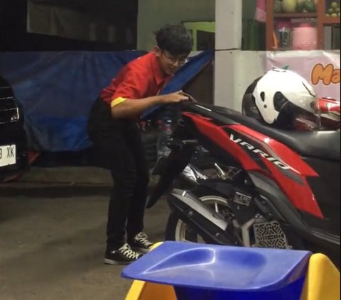 Jadi Penyemangat Kerja, Aksi Pegawai Minimarket Selawati Mobil dan Motor Pelanggan Ini Jadi Sorotan