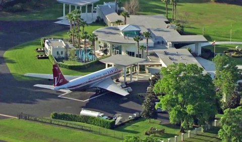 Dengan lima pesawat pribadinya, Travolta memiliki fasilitas bandara sendiri di rumahnya.