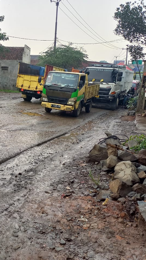 Tangis Kaum Wanita Parung Panjang, Curhat Anak Putus Sekolah jadi Kenek Truk Tambang 