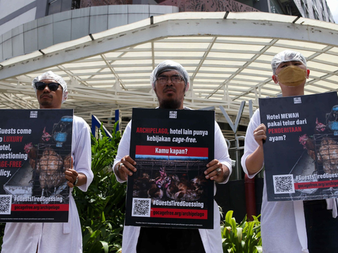 FOTO: Aksi Aktivis AFFA Desak Hotel-Hotel Mewah di Indonesia Umumkan Kebijakan Telur Ayam Bebas Kandang Sekat