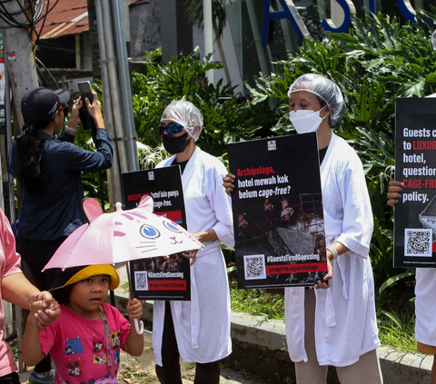 FOTO: Aksi Aktivis AFFA Desak Hotel-Hotel Mewah di Indonesia Umumkan Kebijakan Telur Ayam Bebas Kandang Sekat