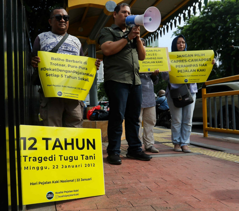 FOTO: Hari Pejalan Kaki Nasional, Aktivis Gelar Aksi Mengenang Tragedi Kecelakaan Maut di Tugu Tani