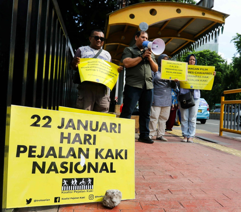 FOTO: Hari Pejalan Kaki Nasional, Aktivis Gelar Aksi Mengenang Tragedi Kecelakaan Maut di Tugu Tani