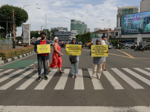 FOTO: Hari Pejalan Kaki Nasional, Aktivis Gelar Aksi Mengenang Tragedi Kecelakaan Maut di Tugu Tani