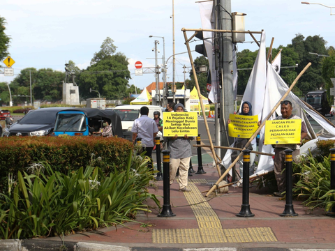 FOTO: Hari Pejalan Kaki Nasional, Aktivis Gelar Aksi Mengenang Tragedi Kecelakaan Maut di Tugu Tani