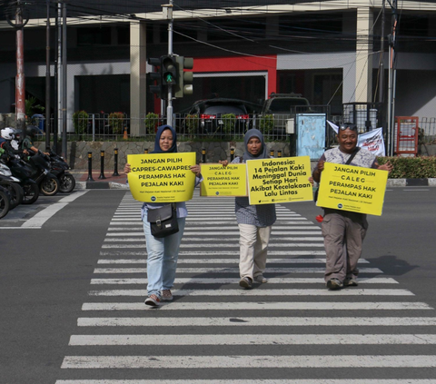 FOTO: Hari Pejalan Kaki Nasional, Aktivis Gelar Aksi Mengenang Tragedi Kecelakaan Maut di Tugu Tani