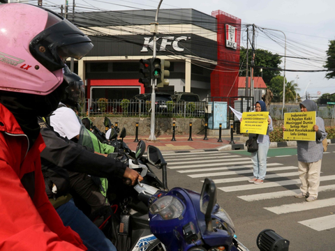 FOTO: Hari Pejalan Kaki Nasional, Aktivis Gelar Aksi Mengenang Tragedi Kecelakaan Maut di Tugu Tani