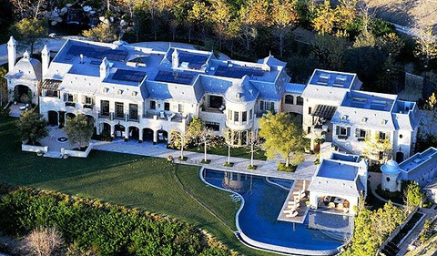 Pasangan Gisele Bündchen dan Tom Brady membangun rumah di California dengan luas lahan 130 meter persegi.
