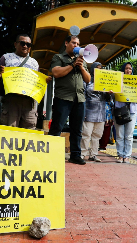 FOTO: Hari Pejalan Kaki Nasional, Aktivis Gelar Aksi Mengenang Tragedi Kecelakaan Maut di Tugu Tani