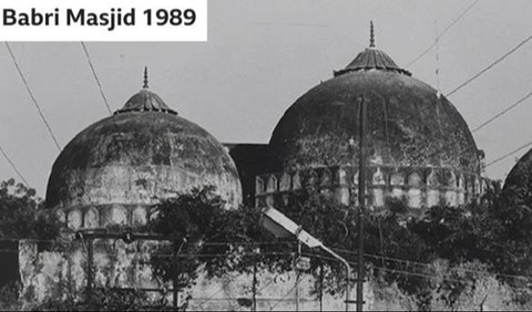 Umat Hindu meyakini Ayodhya adalah tempat kelahiran Rama dan Masjid Babri dibangun oleh penyerbu Muslim di atas reruntuhan kuil Rama di titik di mana dewa Hindu tersebut lahir.