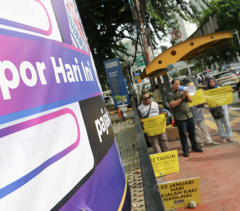 FOTO: Hari Pejalan Kaki Nasional, Aktivis Gelar Aksi Mengenang Tragedi Kecelakaan Maut di Tugu Tani