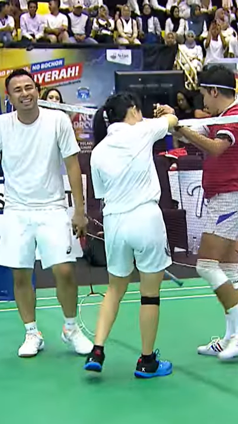 Potret Raffi Ahmad Tanding Badminton Lawan Desta Bareng Eks Atlet Nasional, Sempat Ada 'Insiden' Banting Raket