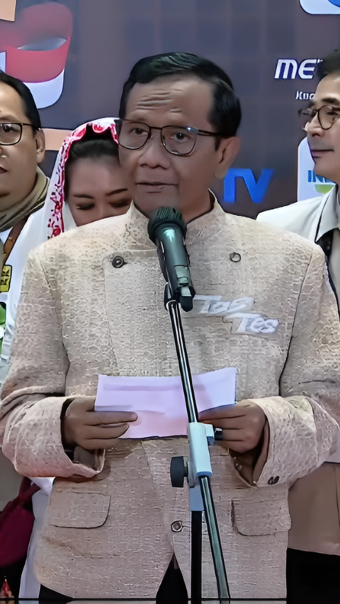 Menilik Beskap Tenun Katun Mahfud MD di Debat Capres Cawapres