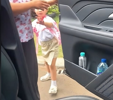 So Funny, Video of Mother Taking Child to School but the Child is Left Behind at Home