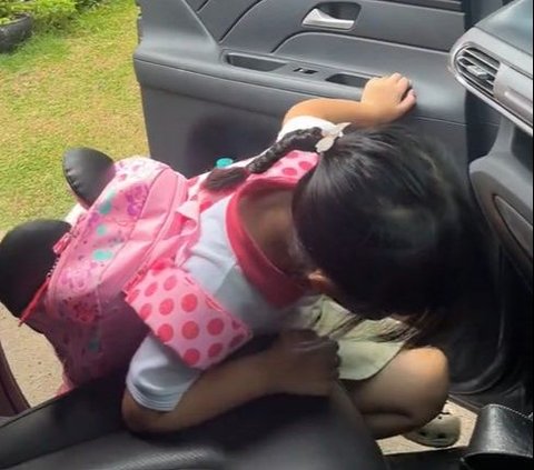 So Funny, Video of Mother Taking Child to School but the Child is Left Behind at Home