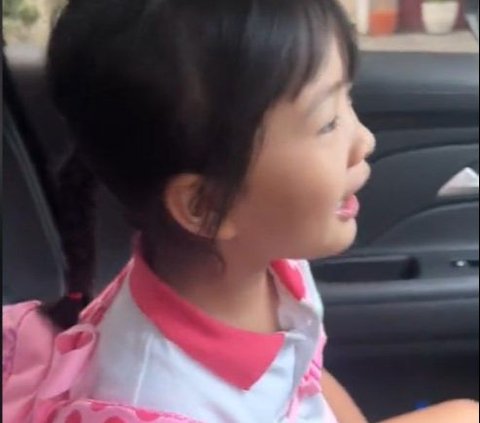 So Funny, Video of Mother Taking Child to School but the Child is Left Behind at Home