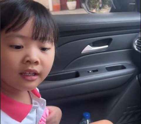 So Funny, Video of Mother Taking Child to School but the Child is Left Behind at Home