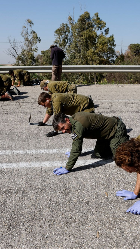 FOTO:  Ambisi Memperkuat Klaim, Tentara Zionis & Arkeolog Israel Sampai Merangkak Sisir Jalan Demi Kumpulkan Bukti Serangan Hamas 7 Oktober