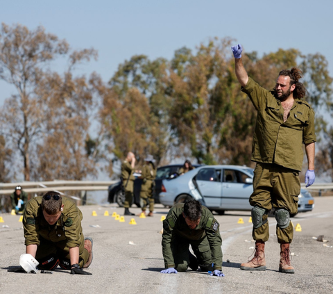 FOTO:  Ambisi Memperkuat Klaim, Tentara Zionis & Arkeolog Israel Sampai Merangkak Sisir Jalan Demi Kumpulkan Bukti Serangan Hamas 7 Oktober