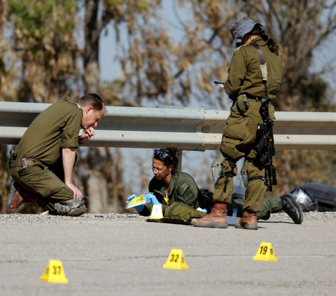 FOTO:  Ambisi Memperkuat Klaim, Tentara Zionis & Arkeolog Israel Sampai Merangkak Sisir Jalan Demi Kumpulkan Bukti Serangan Hamas 7 Oktober