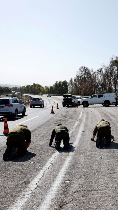 Tentara Zionis Israel kini bekerja sama dengan tim arkeolog Israel yang memiliki keahlian dalam identifikasi.<br>(Foto REUTERS / Amir Cohen)<br>