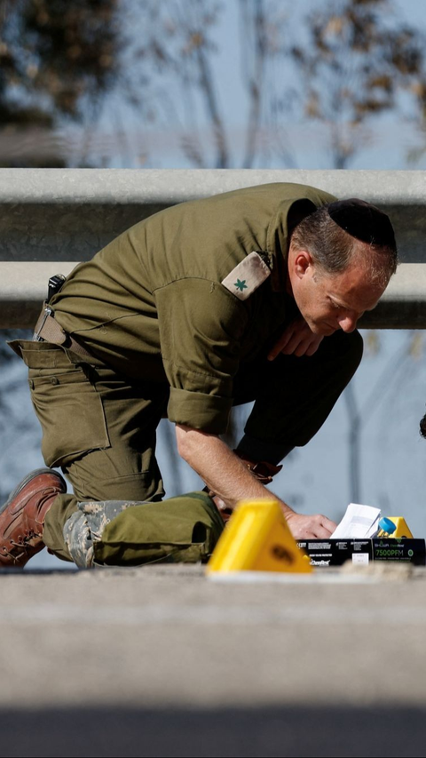 Penyisiran ini dilakukan dengan hati-hati oleh militer Israel dan juga tim arkeolog.<br>(Foto REUTERS / Amir Cohen)<br>