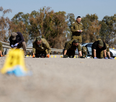 FOTO:  Ambisi Memperkuat Klaim, Tentara Zionis & Arkeolog Israel Sampai Merangkak Sisir Jalan Demi Kumpulkan Bukti Serangan Hamas 7 Oktober