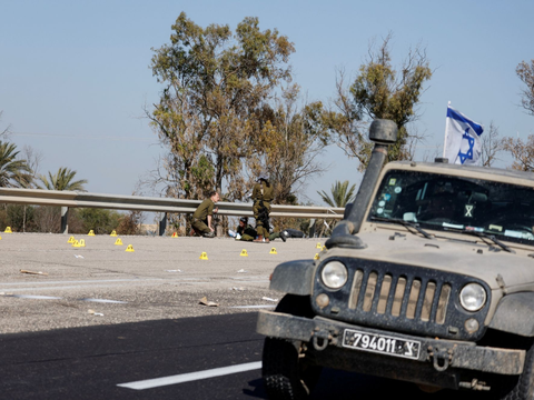 FOTO:  Ambisi Memperkuat Klaim, Tentara Zionis & Arkeolog Israel Sampai Merangkak Sisir Jalan Demi Kumpulkan Bukti Serangan Hamas 7 Oktober