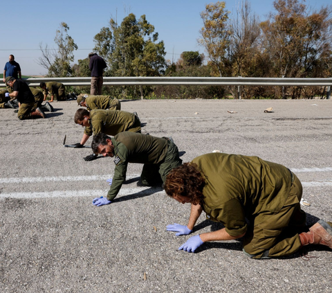 FOTO:  Ambisi Memperkuat Klaim, Tentara Zionis & Arkeolog Israel Sampai Merangkak Sisir Jalan Demi Kumpulkan Bukti Serangan Hamas 7 Oktober