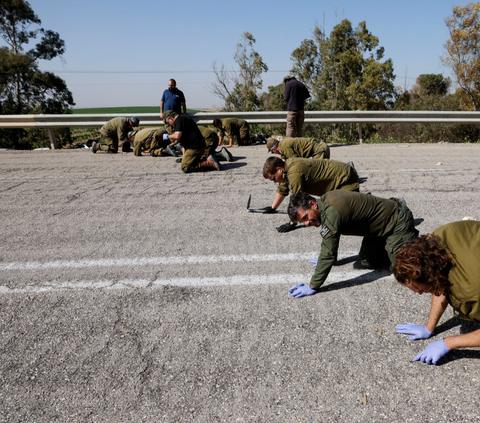 Pasukan militer Israel telah memulai penyisiran di sepanjang Jalan Raya yang diduga menjadi lokasi serangan tersebut.<br>(Foto REUTERS / Amir Cohen)<br>