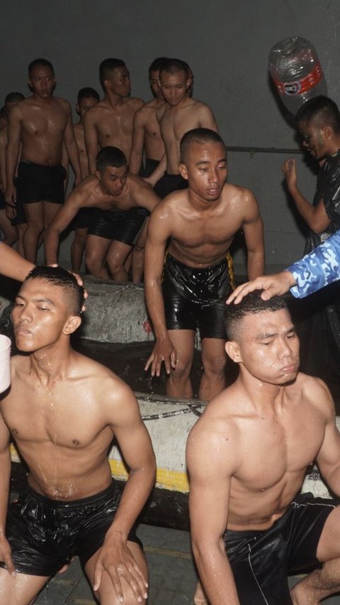 Potret Siswa Kodiklatal Surabaya Jalani Ritual Unik Agar Diterima jadi Pelaut Sejati oleh 'Dewa Neptunus'<br>